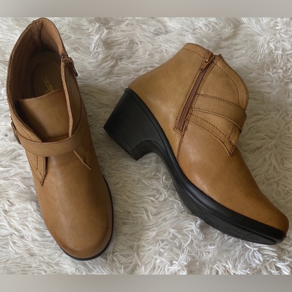 Women’s Sz 10W Brown leather buckle comfortable business casual booties - Picture 3 of 10